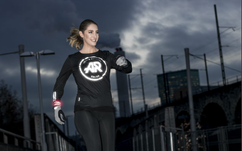 Adidas-runners-Club Zürich, Schweiz Frau Andrea Monica hug joggt frühen Morgen, Abends schwarzes, reflektierendes Langarmhemd Handschuhe