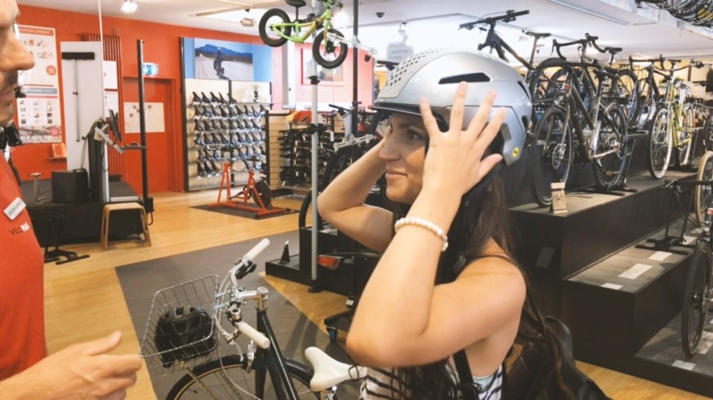 Les femmes portent un casque de vélo
