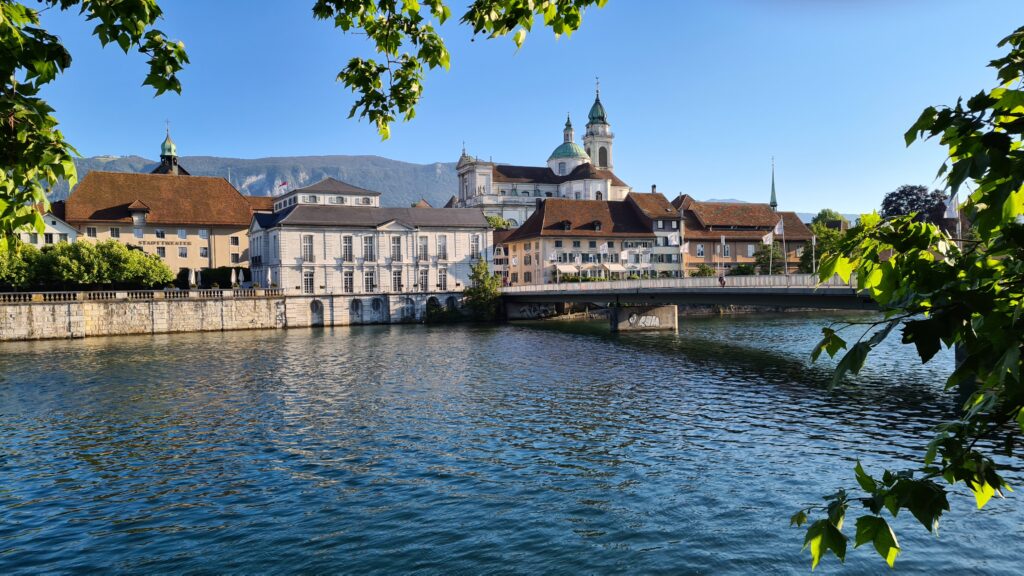 Blick von Ritterquai der Stadt Solothurn über die Aare in Richtung St. Ursen-Kathedrale