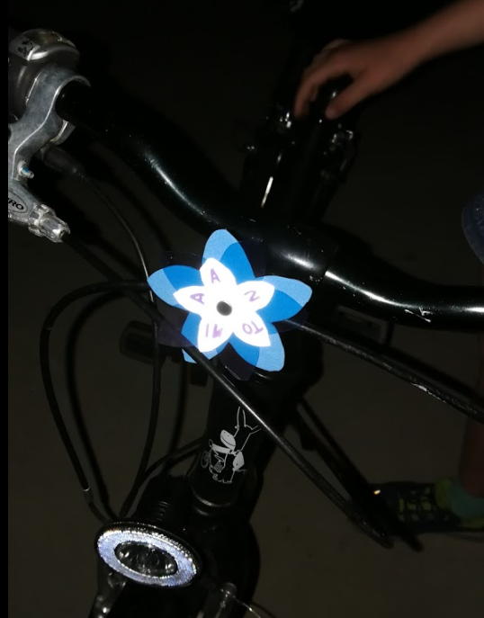 DIY pour plus de sécurité sur le chemin de l’école: vélo décoré de fleurs réfléchissantes et paracorde tressée