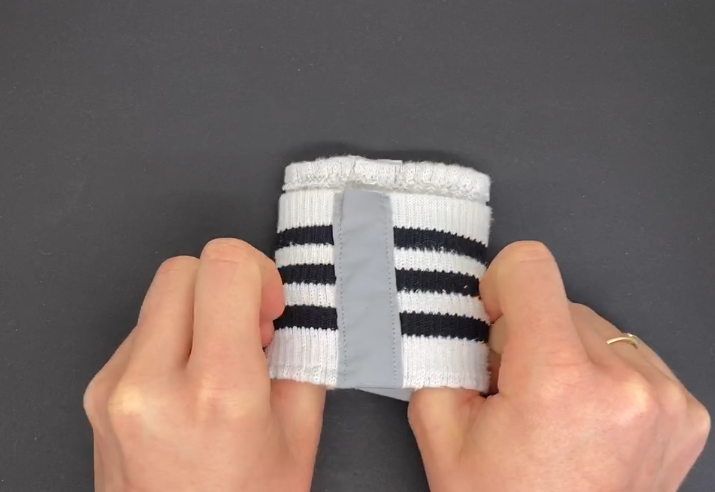 Upcycling-Idee: Sportarmband fürs Smartphone aus alter Socke, Schritt 4