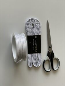 DIY-Idee: Materialien für Quasten: Schnürsenkel, Band oder Schnur, Schere