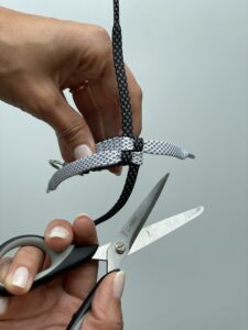 DIY-Idee: Anhänger Scoubidou mit Schnürsenkeln knüpfen, Schritt 9: Enden mit Schere abschneiden