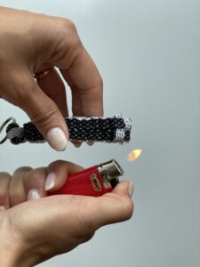DIY-Idee: Anhänger Scoubidou mit Schnürsenkeln knüpfen, Schritt 9: Enden mit Feuerzeug verschweissen