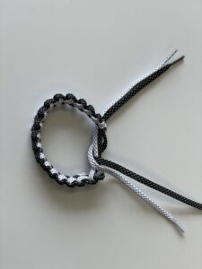 DIY-Idee: Anleitung Armband aus Schnürsenkeln knüpfen, Schritt 11