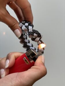 DIY-Idee: Anleitung Armband aus Schnürsenkeln knüpfen, Schritt 1: Knoten mit Feuerzeug verschweissen