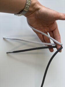 DIY-Idee: Anleitung Armband aus Schnürsenkeln knüpfen, Schritt 1