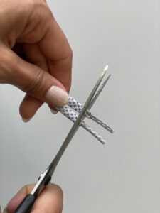 DIY-Idee: Quasten für Lenker des Velos, Schritt 1: Schnürsenkel mit Schere kürzen