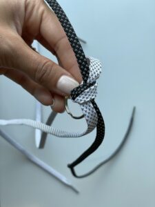 DIY-Idee: Anhänger Scoubidou mit Schnürsenkeln knüpfen, Schritt 1