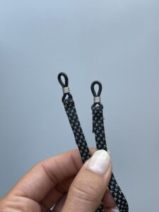 DIY-Idee: Handykette aus Schnürsenkel basteln, Schritt 1: Schnürsenkel in Gummischlingen einziehen, mit Nadel und Faden vernähen