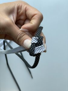 DIY-Idee: Anhänger Scoubidou mit Schnürsenkeln knüpfen, Schritt 4