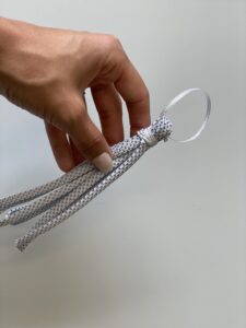 DIY-Idee: Quasten für Lenker des Velos, Schritt 3: Schnur / Band durchziehen