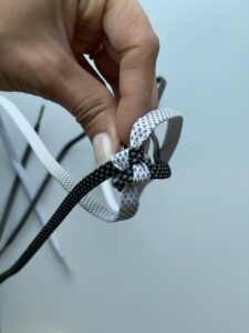 DIY-Idee: Anhänger Scoubidou mit Schnürsenkeln knüpfen, Schritt 7
