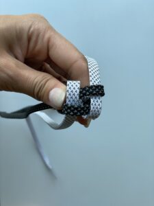 DIY-Idee: Anhänger Scoubidou mit Schnürsenkeln knüpfen, Schritt 8