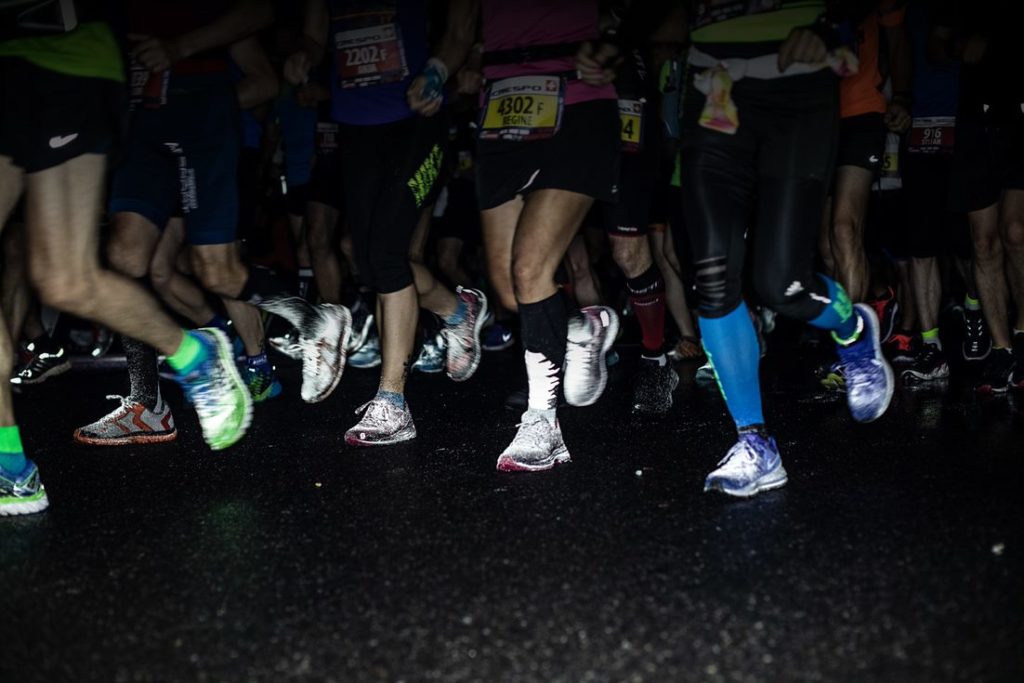 Leuchtende Schuhe der Läuferinnen und Läufer der Bieler Lauftage